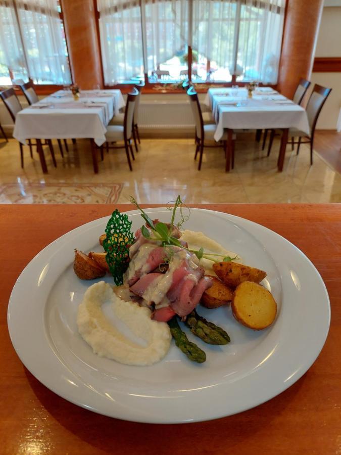Hotel Alfa Giraltovce Bagian luar foto