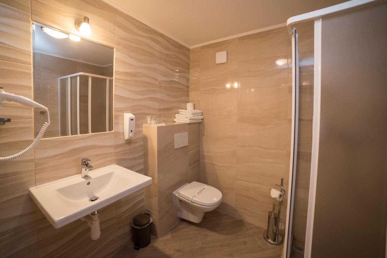 Hotel Alfa Giraltovce Bagian luar foto